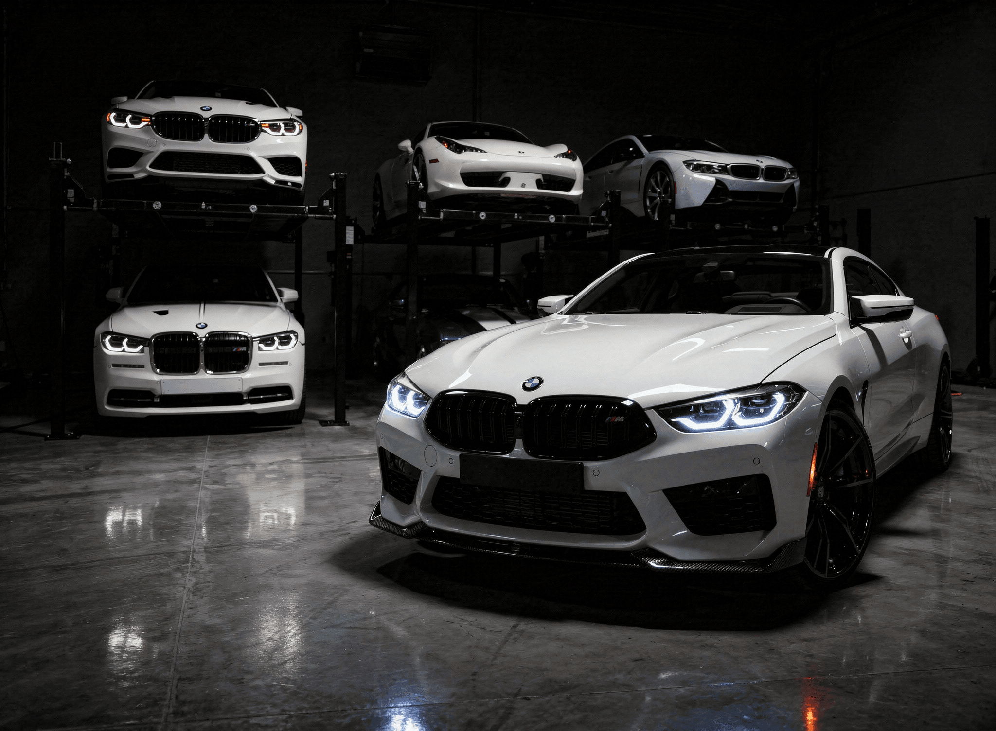 Showroom mit BMW Gebrauchtwagen bei MGB Automobile in Linden